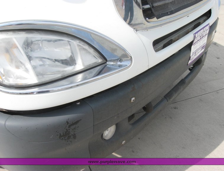 image for item 1801 2005 Freightliner Columbia 120 semi truck