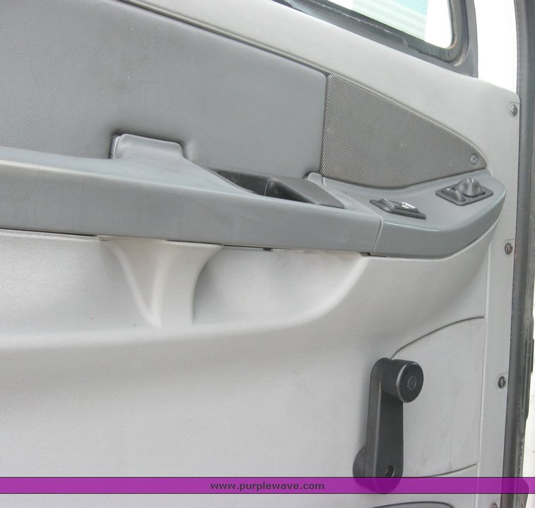 image for item 1801 2005 Freightliner Columbia 120 semi truck