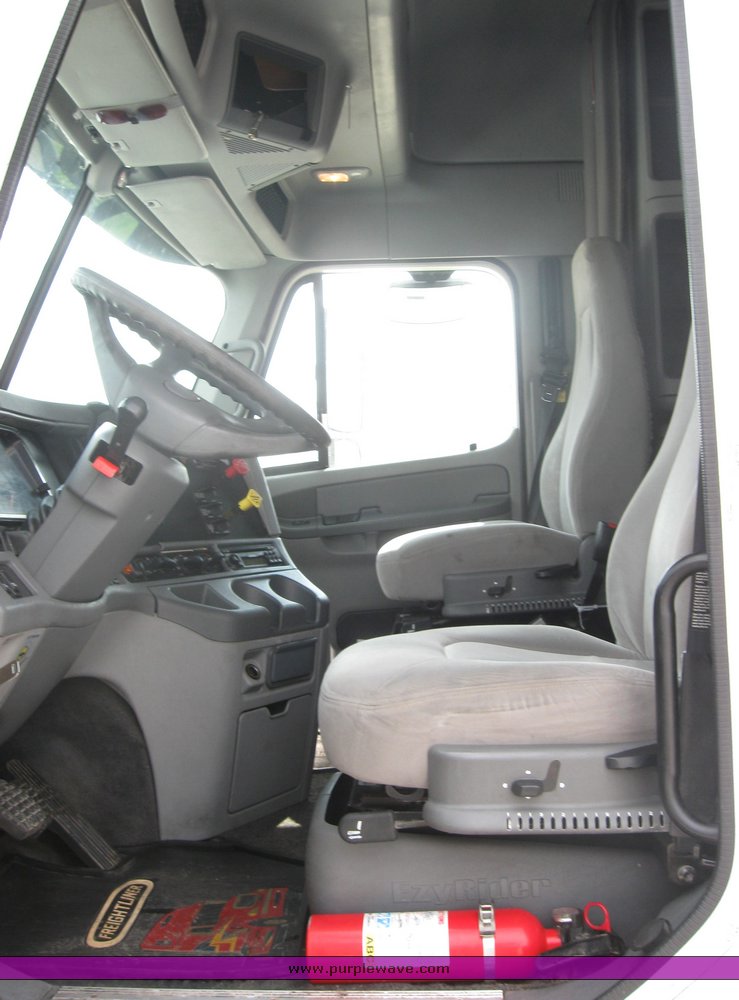 image for item 1801 2005 Freightliner Columbia 120 semi truck