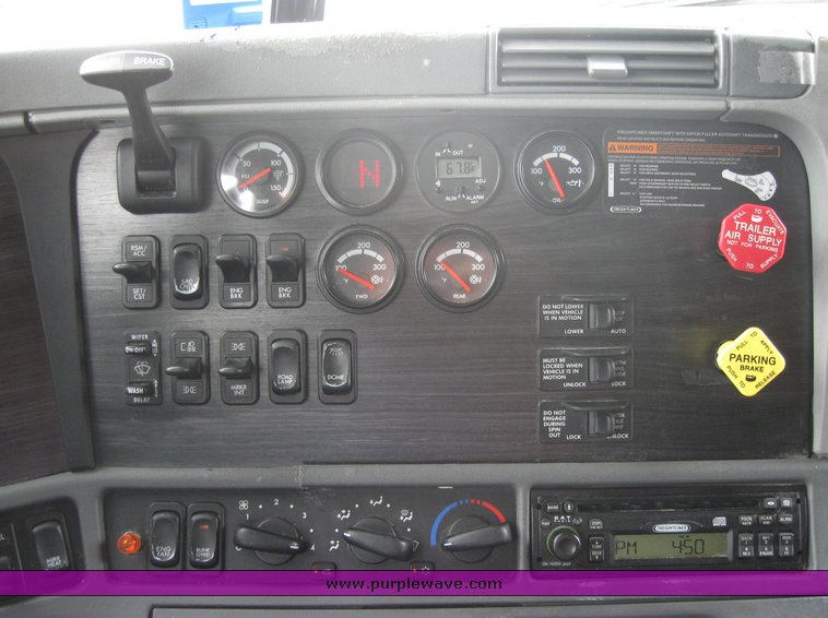 image for item 1801 2005 Freightliner Columbia 120 semi truck