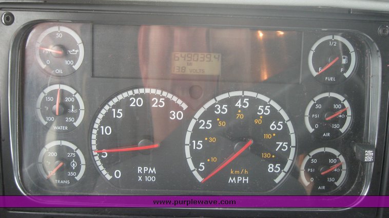 image for item 1801 2005 Freightliner Columbia 120 semi truck