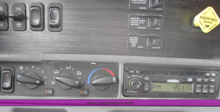 image for item 1801 2005 Freightliner Columbia 120 semi truck