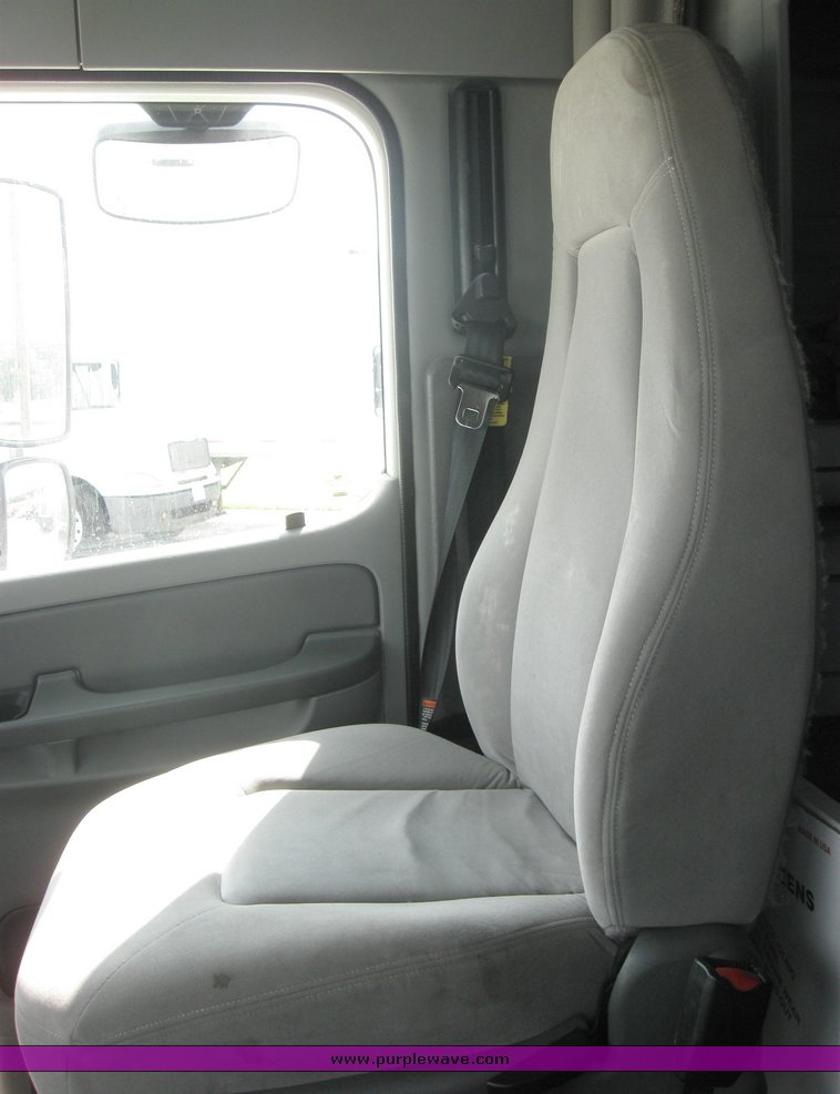 image for item 1801 2005 Freightliner Columbia 120 semi truck