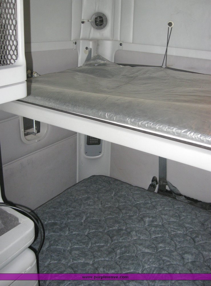 image for item 1801 2005 Freightliner Columbia 120 semi truck