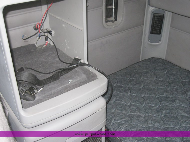 image for item 1801 2005 Freightliner Columbia 120 semi truck