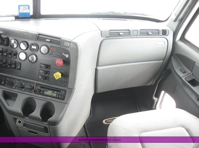 image for item 1801 2005 Freightliner Columbia 120 semi truck