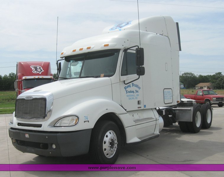 image for item 1802 2005 Freightliner Columbia 120 semi truck