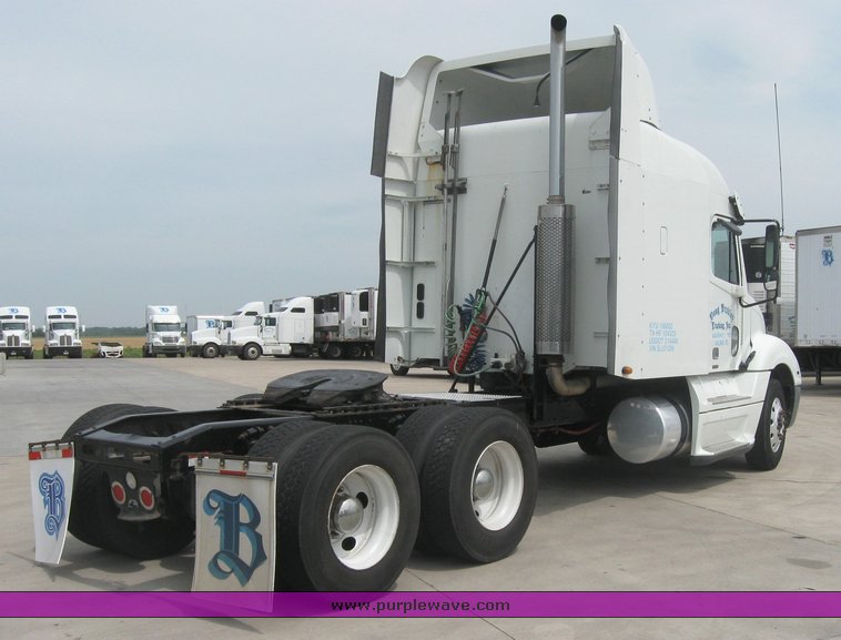 image for item 1802 2005 Freightliner Columbia 120 semi truck
