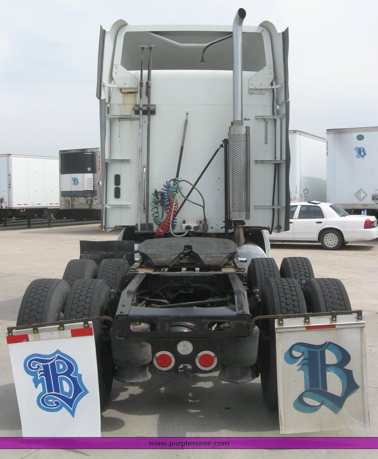 image for item 1802 2005 Freightliner Columbia 120 semi truck