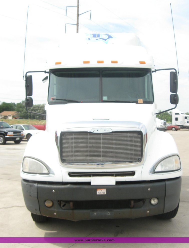 image for item 1802 2005 Freightliner Columbia 120 semi truck