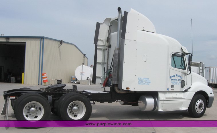 image for item 1802 2005 Freightliner Columbia 120 semi truck