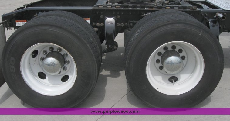 image for item 1802 2005 Freightliner Columbia 120 semi truck