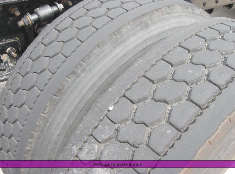 image for item 1802 2005 Freightliner Columbia 120 semi truck