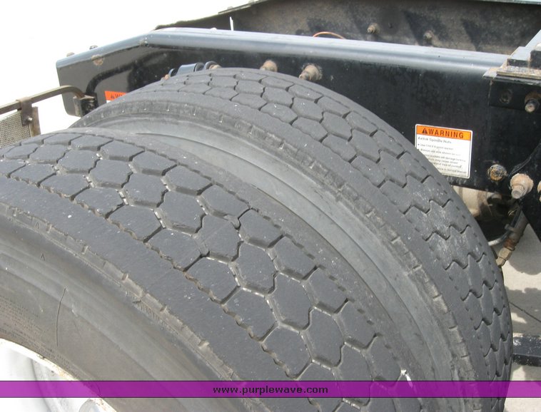 image for item 1802 2005 Freightliner Columbia 120 semi truck