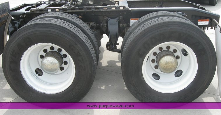 image for item 1802 2005 Freightliner Columbia 120 semi truck