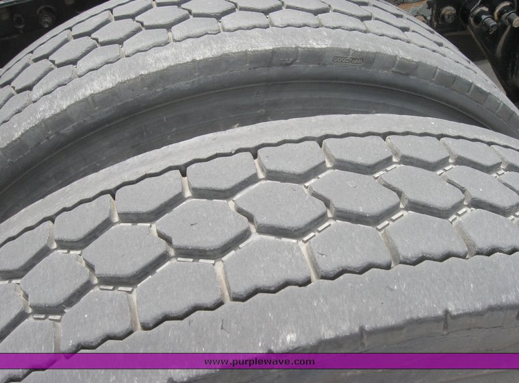 image for item 1802 2005 Freightliner Columbia 120 semi truck