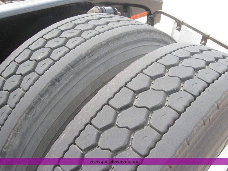 image for item 1802 2005 Freightliner Columbia 120 semi truck