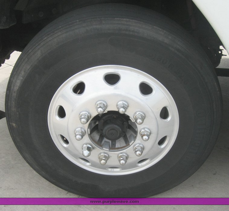 image for item 1802 2005 Freightliner Columbia 120 semi truck