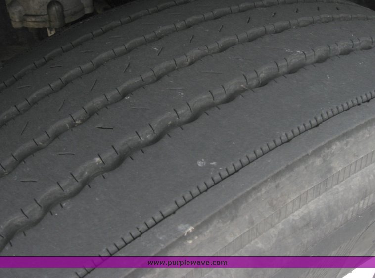 image for item 1802 2005 Freightliner Columbia 120 semi truck