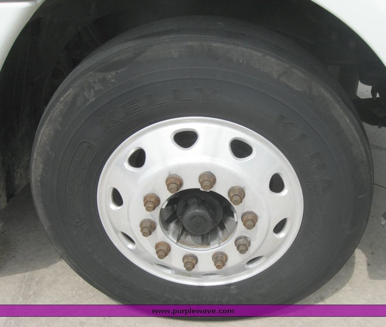 image for item 1802 2005 Freightliner Columbia 120 semi truck