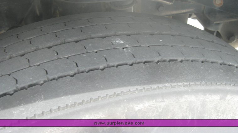 image for item 1802 2005 Freightliner Columbia 120 semi truck