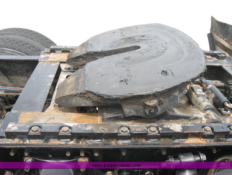 image for item 1802 2005 Freightliner Columbia 120 semi truck