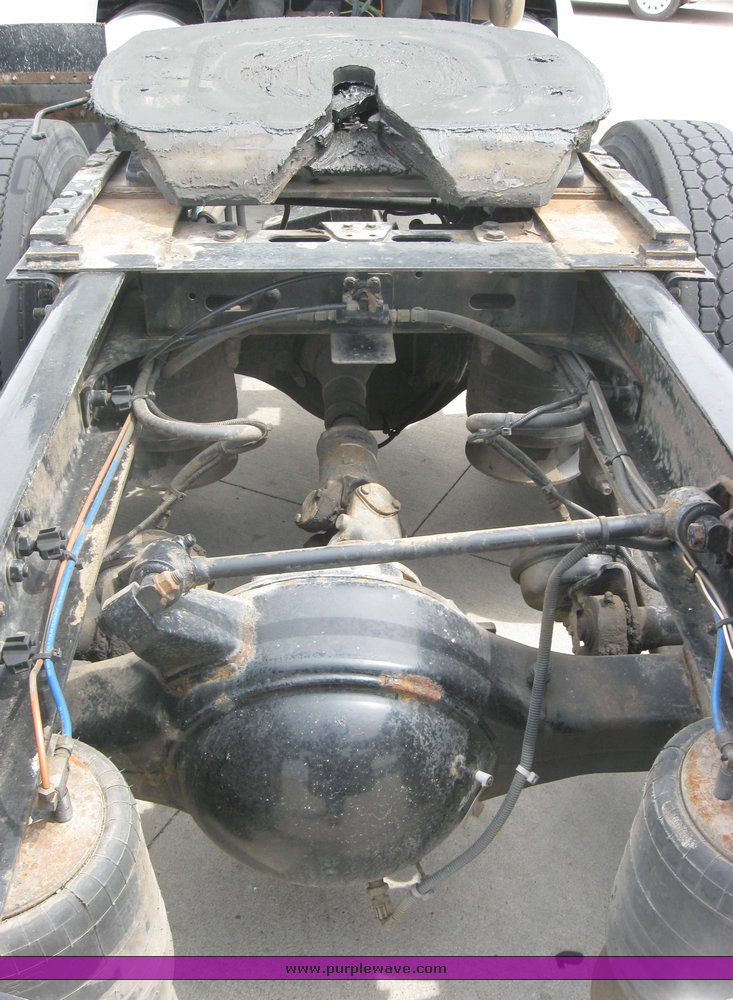 image for item 1802 2005 Freightliner Columbia 120 semi truck