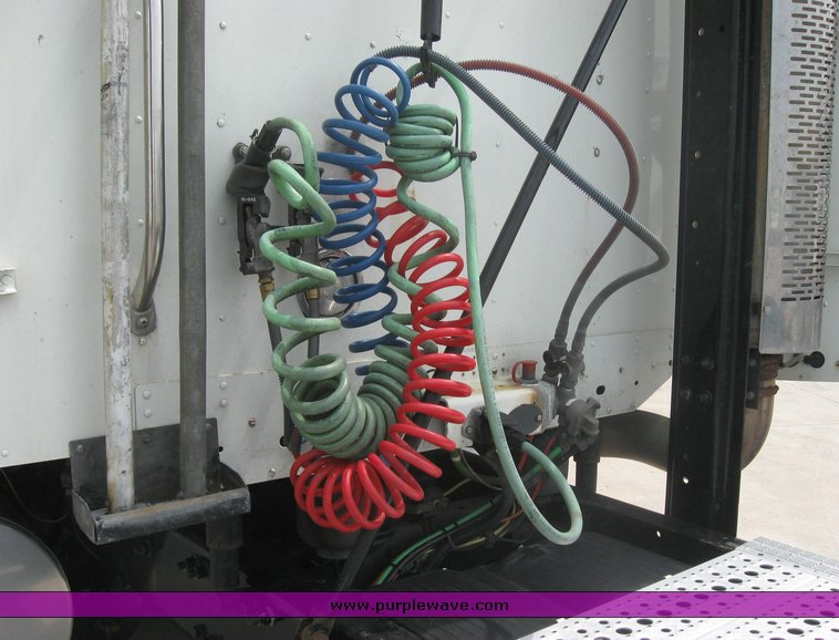 image for item 1802 2005 Freightliner Columbia 120 semi truck