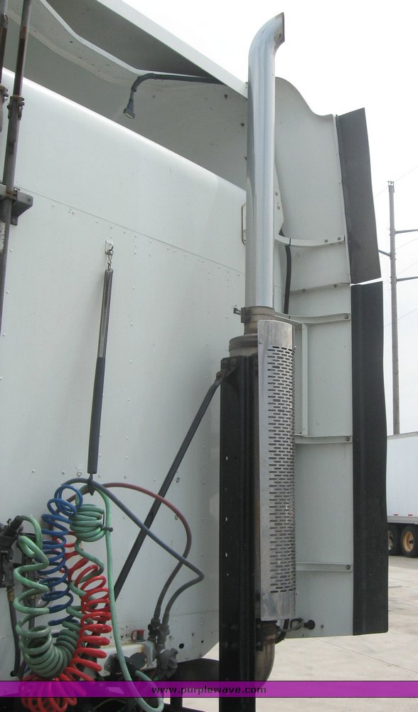 image for item 1802 2005 Freightliner Columbia 120 semi truck