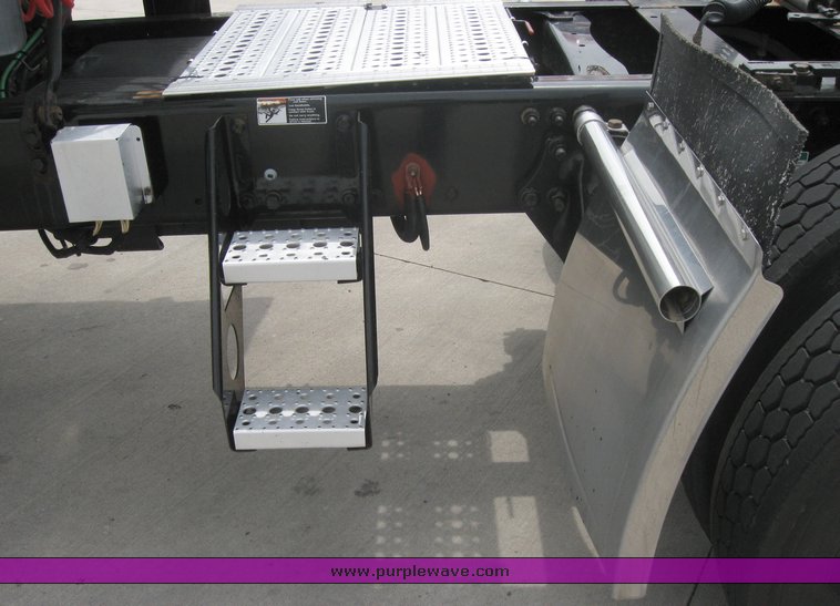 image for item 1802 2005 Freightliner Columbia 120 semi truck