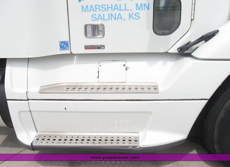 image for item 1802 2005 Freightliner Columbia 120 semi truck