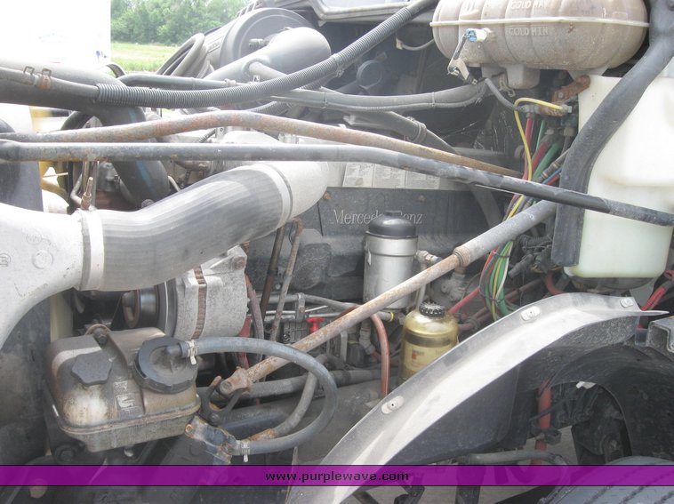 image for item 1802 2005 Freightliner Columbia 120 semi truck