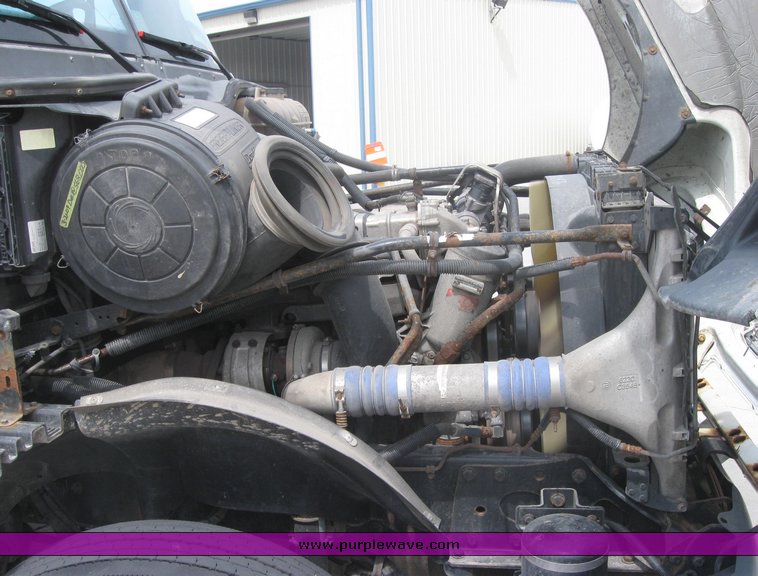 image for item 1802 2005 Freightliner Columbia 120 semi truck