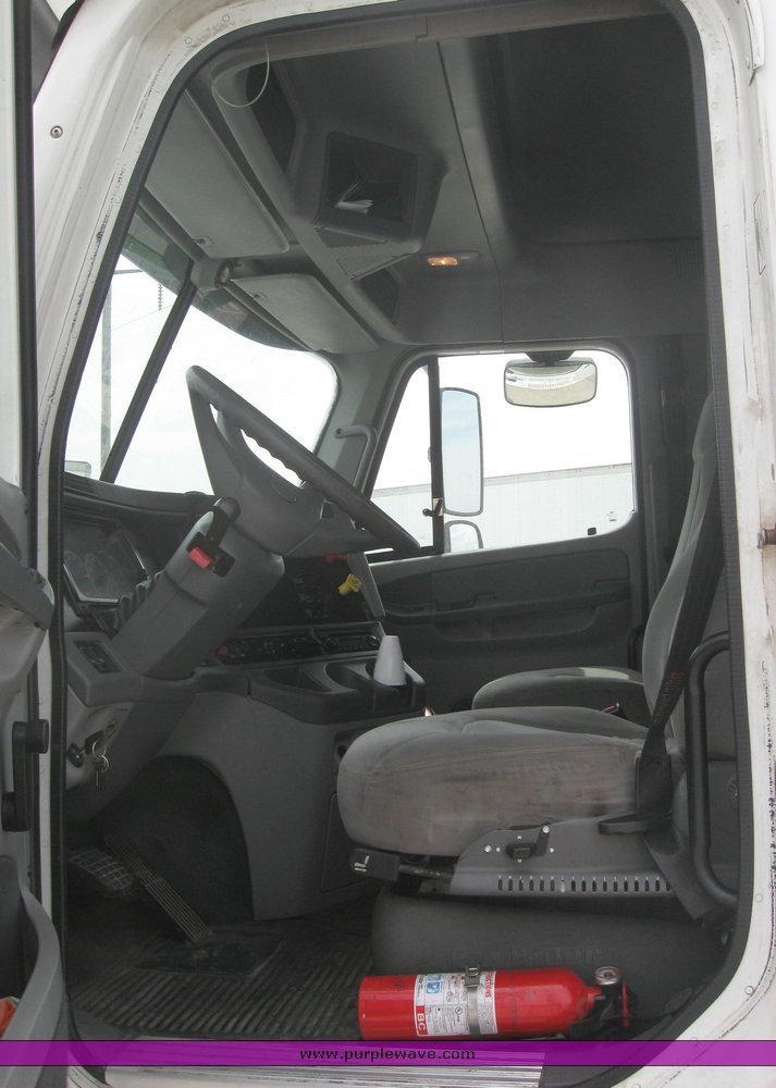 image for item 1802 2005 Freightliner Columbia 120 semi truck