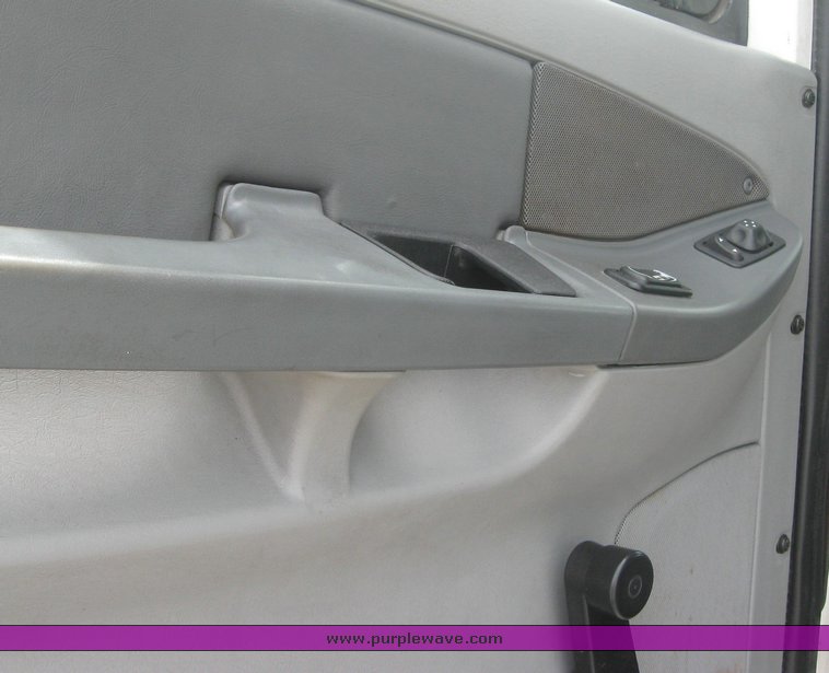 image for item 1802 2005 Freightliner Columbia 120 semi truck