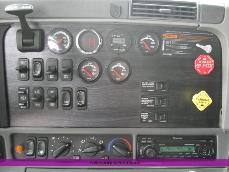 image for item 1802 2005 Freightliner Columbia 120 semi truck