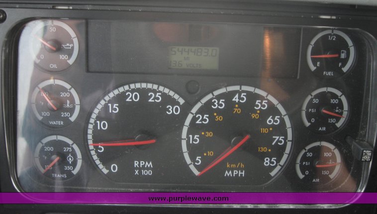 image for item 1802 2005 Freightliner Columbia 120 semi truck