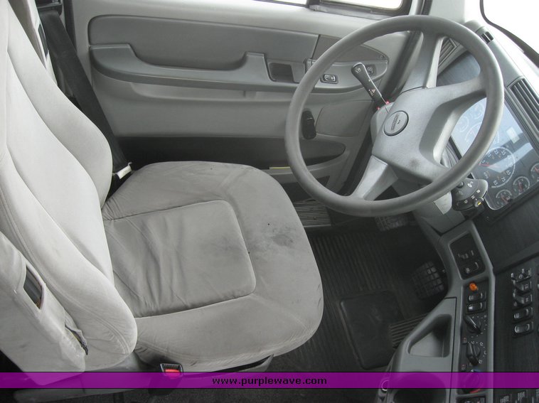 image for item 1802 2005 Freightliner Columbia 120 semi truck