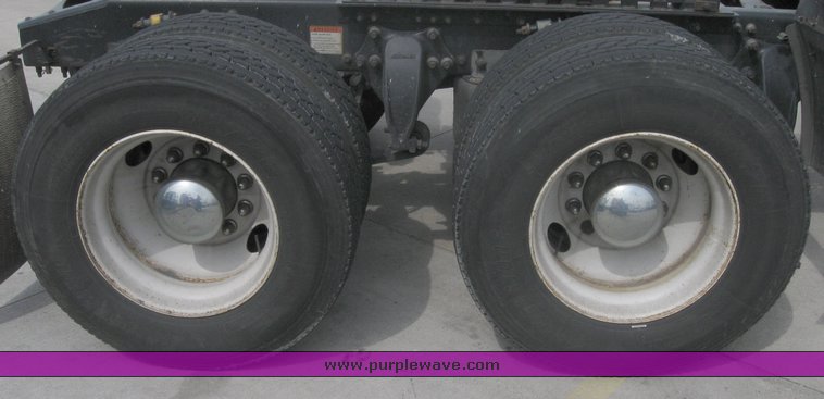 image for item 1803 2005 Freightliner Columbia 120 semi truck