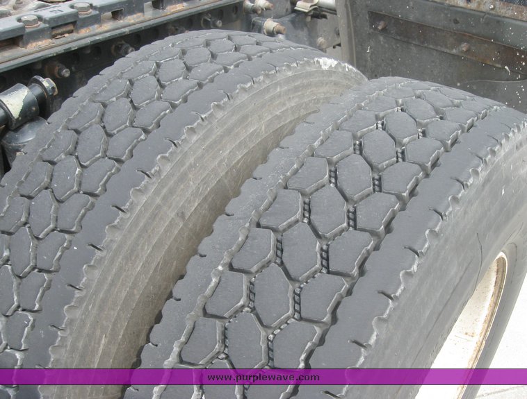 image for item 1803 2005 Freightliner Columbia 120 semi truck