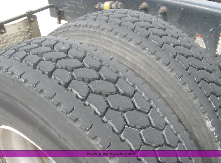 image for item 1803 2005 Freightliner Columbia 120 semi truck