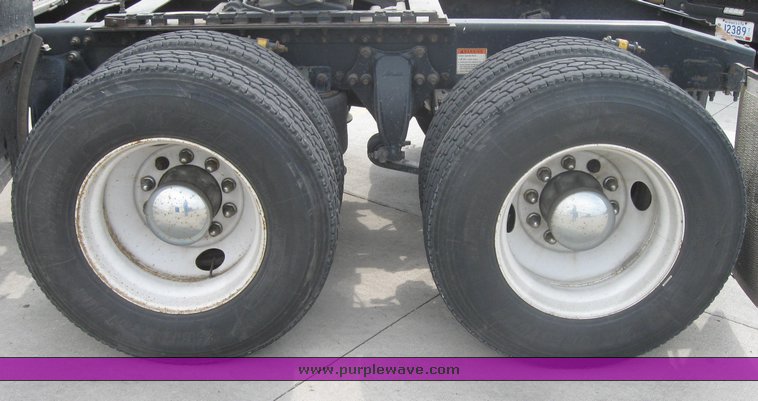 image for item 1803 2005 Freightliner Columbia 120 semi truck