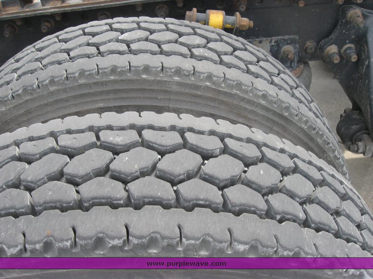 image for item 1803 2005 Freightliner Columbia 120 semi truck