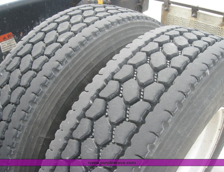 image for item 1803 2005 Freightliner Columbia 120 semi truck