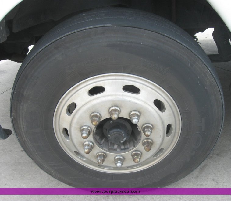 image for item 1803 2005 Freightliner Columbia 120 semi truck