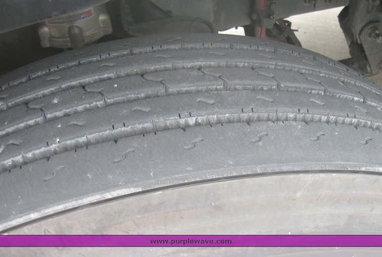 image for item 1803 2005 Freightliner Columbia 120 semi truck