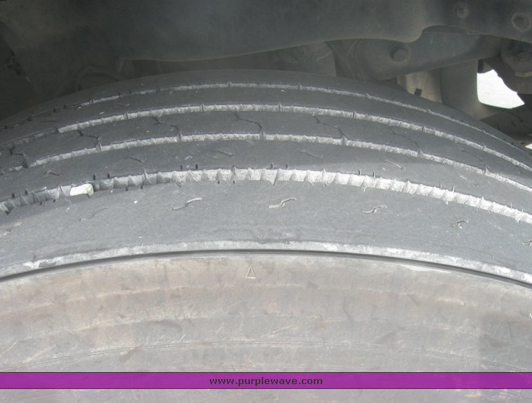 image for item 1803 2005 Freightliner Columbia 120 semi truck