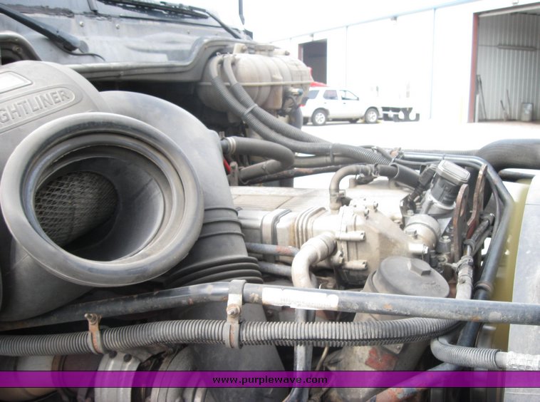 image for item 1803 2005 Freightliner Columbia 120 semi truck