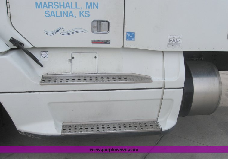 image for item 1803 2005 Freightliner Columbia 120 semi truck