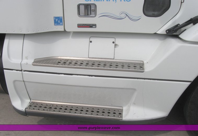 image for item 1803 2005 Freightliner Columbia 120 semi truck